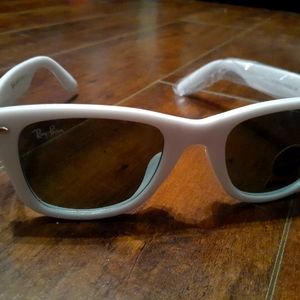 Ray-Ban Wayfarer Sunglasses White